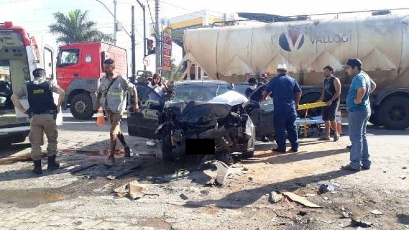 Um homem e uma gestante ficam feridos em acidente na BR 354, em Arcos
