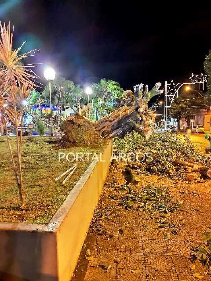 Forte tempestade faz estragos em vários pontos da cidade de Arcos