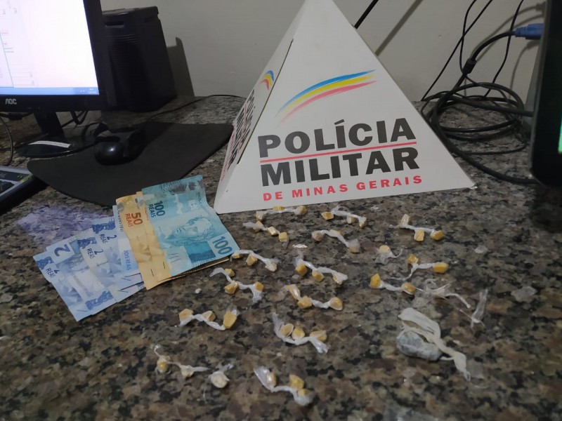 Mais de 40 pedras de crack, maconha e cocaína são apreendidas em residência na cidade de Formiga