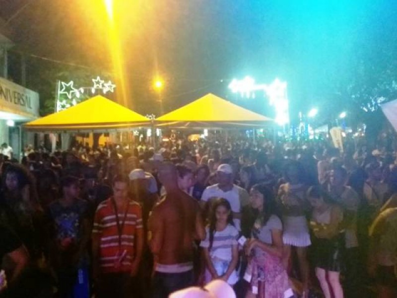 Arcoenses recebem 2020 na Praça Floriano Peixoto
