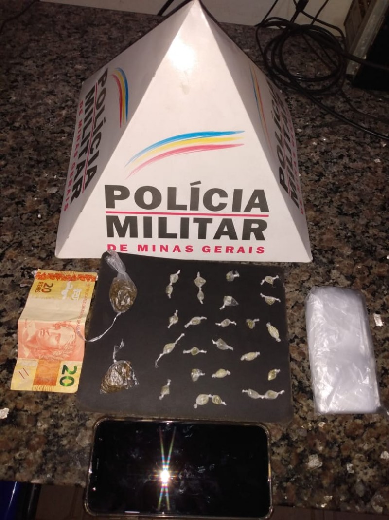 Em Formiga- 25 pedras de crack, maconha e material para embalagem de drogas são encontrados com adolescente de 16 anos