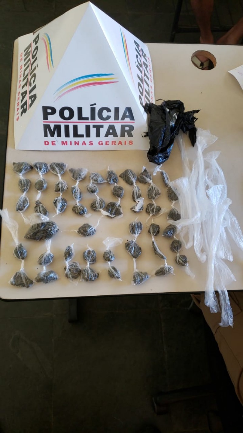 Bom Despacho - Após denúncia anônima, PM apreende 48 buchas de maconha