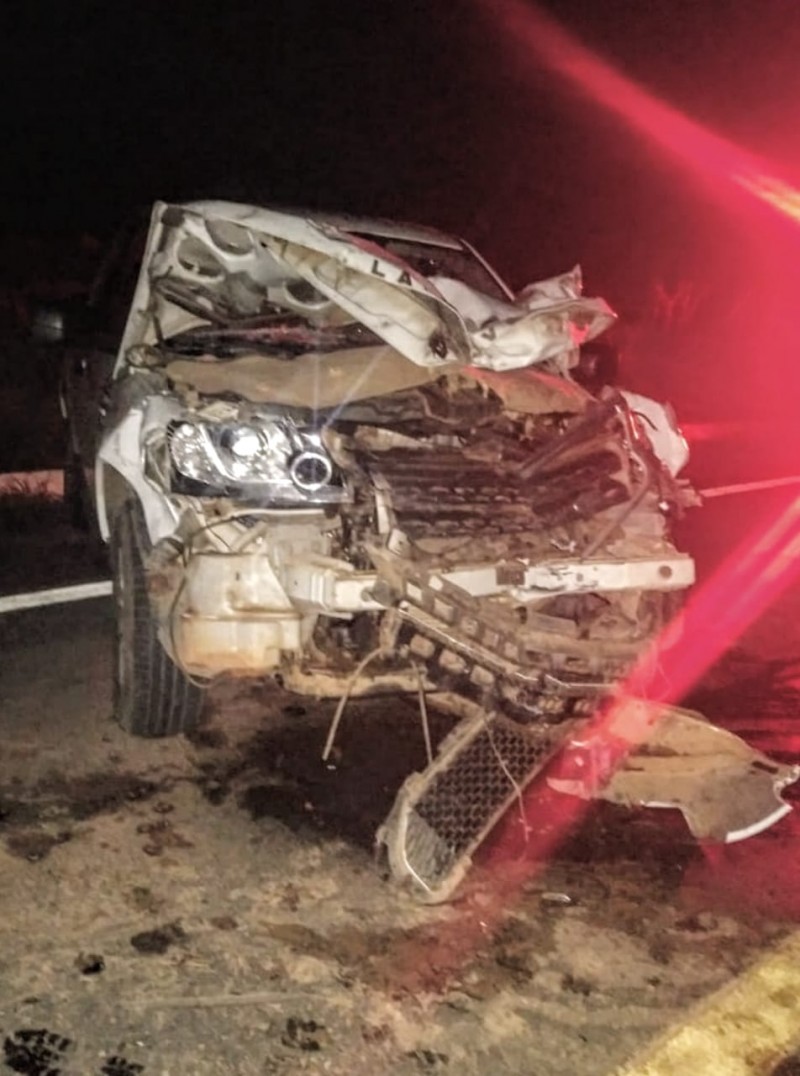 Em Bambuí – Land Rover bate em traseira de caminhão que estava sendo rebocado