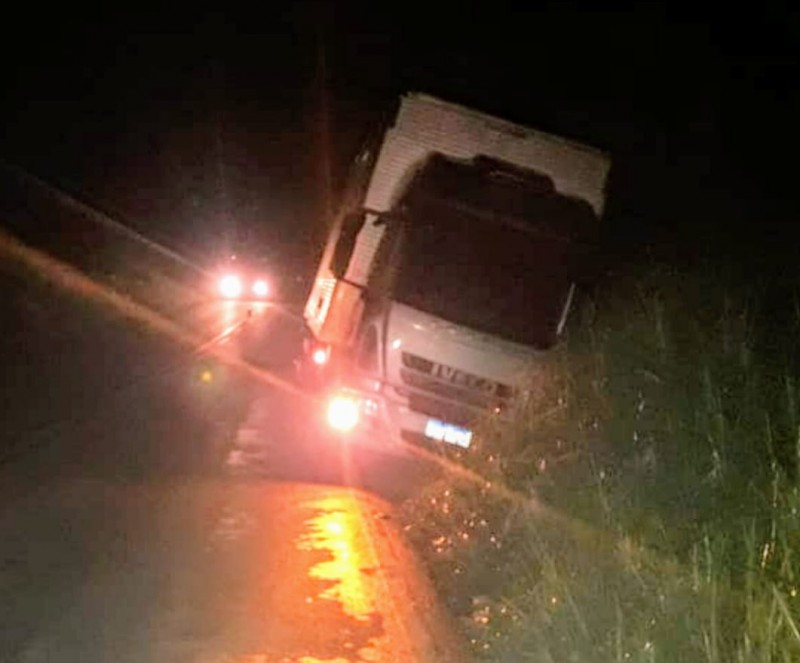 Buraco na BR-354 entre Arcos e Pains, provoca pane elétrica e tombamento parcial de um caminhão