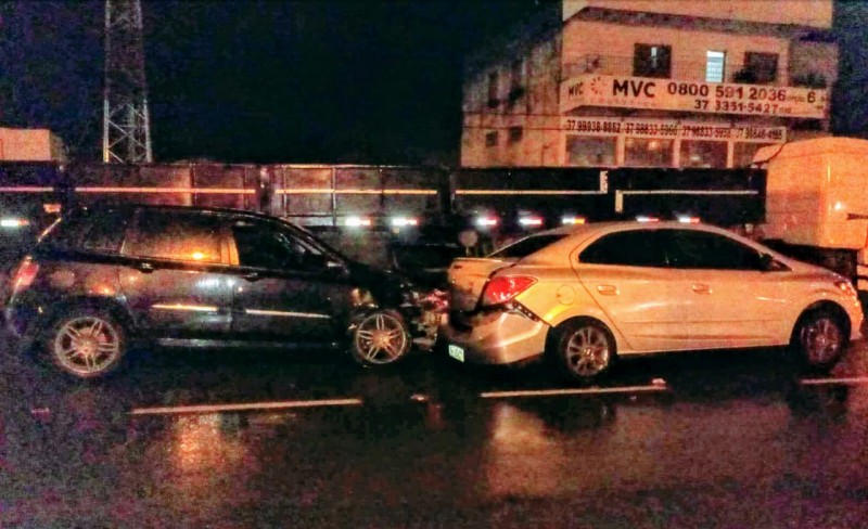 Em Arcos - Acidente entre dois carros deixa duas pessoas feridas próximo a PUC