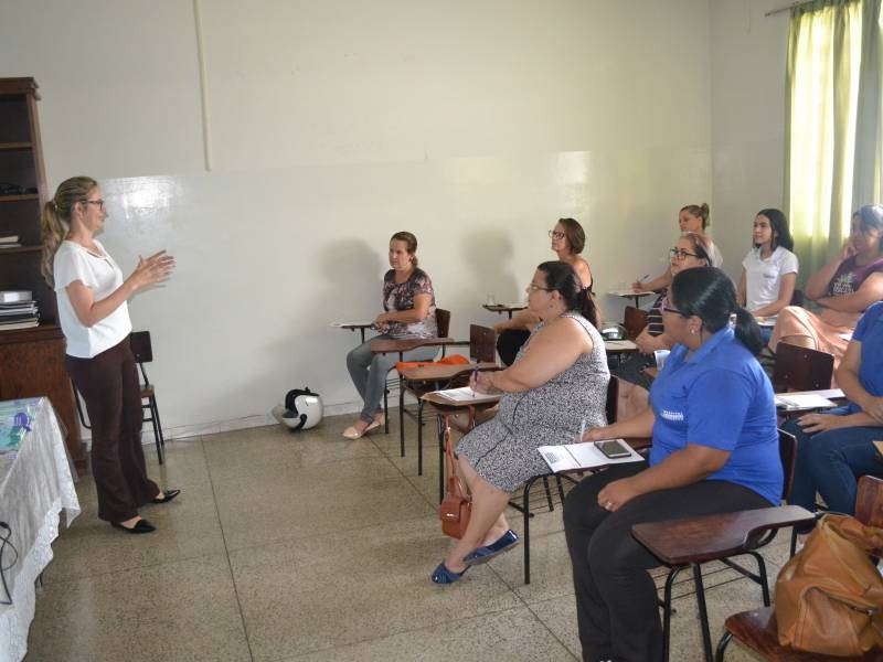 Atendentes aprovados em concurso de Arcos passam por treinamento