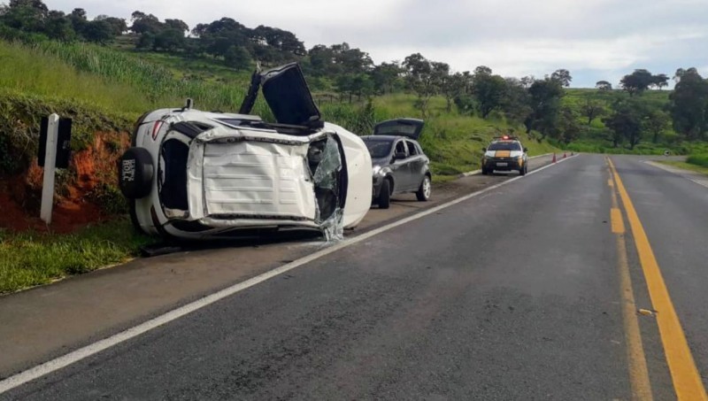 Dois ficam feridos após carro capotar na MG 050 próximo a Betânia