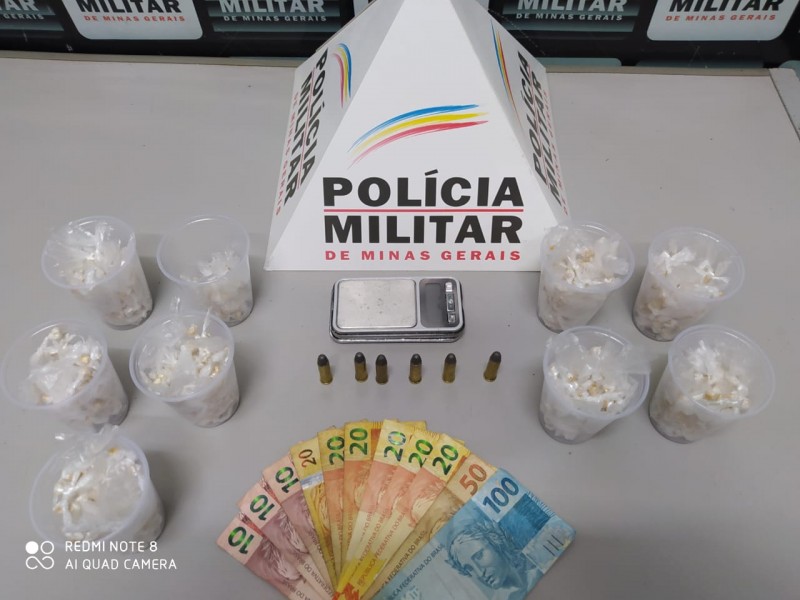 841 pedras de crack, munições e balança de precisão são apreendidas com traficante em Pará de Minas