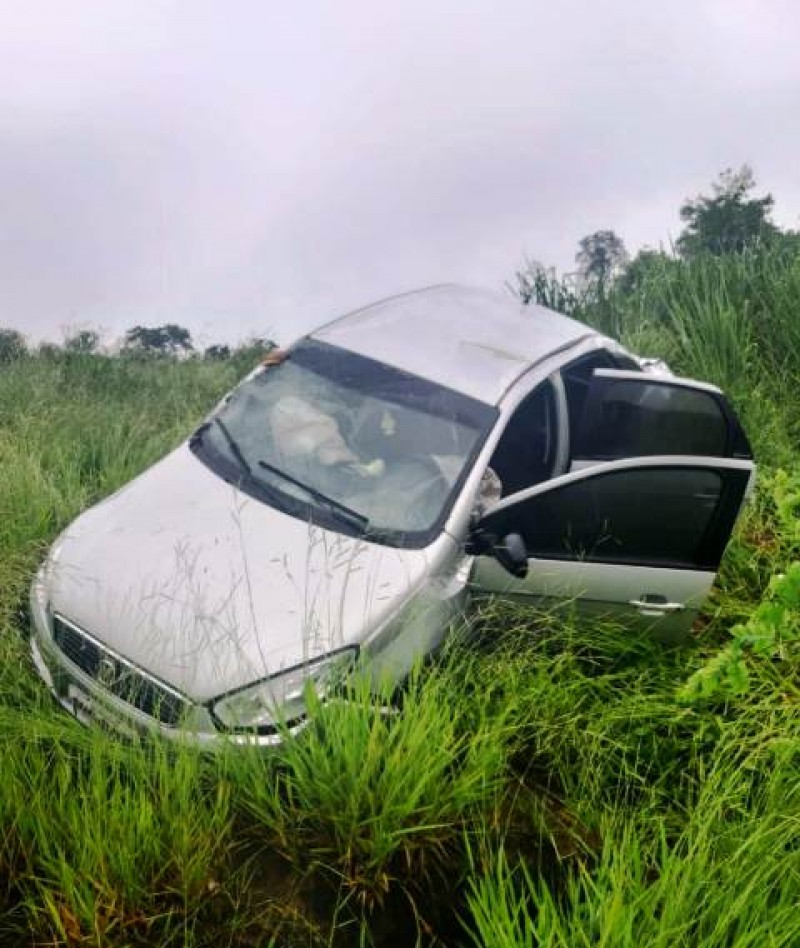 Motorista fica ferido após carro rodar na pista e subir em barranco na MG 050