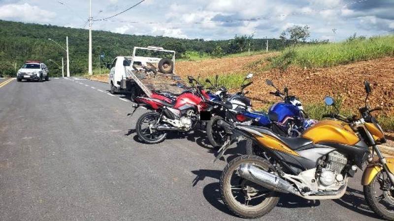 Dois homens são presos e três adolescentes apreendidos por direção perigosa em Arcos