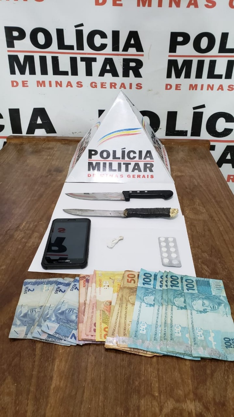 Arcos – Militares apreendem duas facas na rodovia BR-354