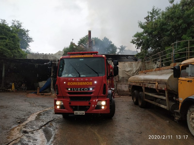 19 mil litros de água foram necessários para apagar incêndio em galpão de combustível em Pains