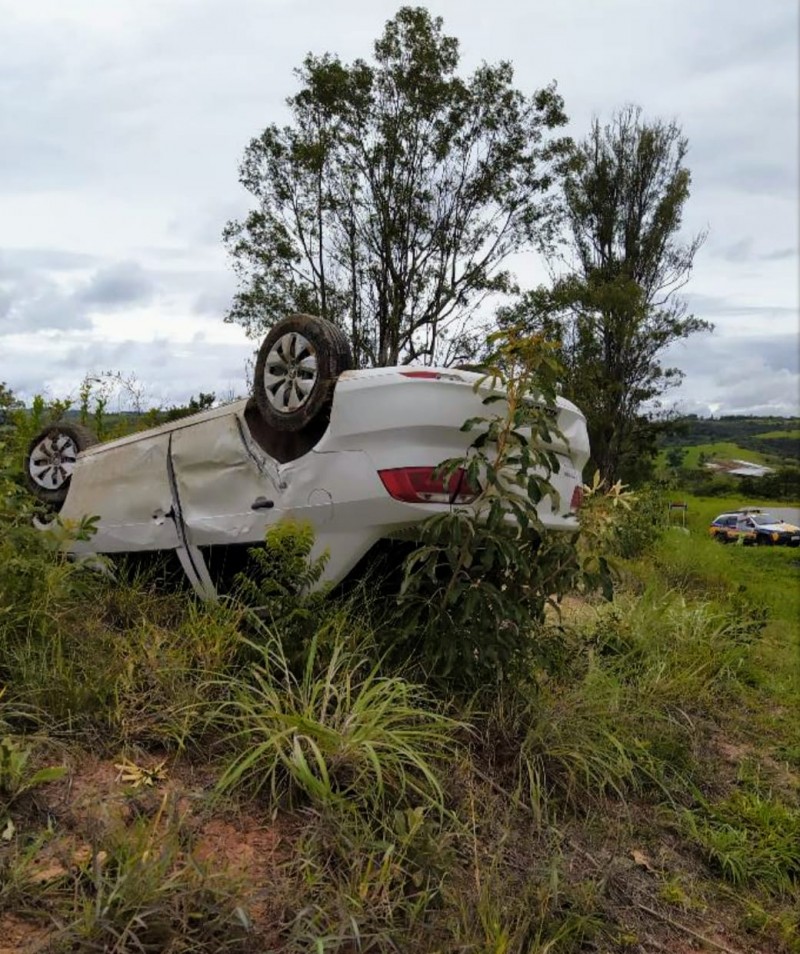 Formiguense de 47 anos perde o controle do carro  e capota na MG 050