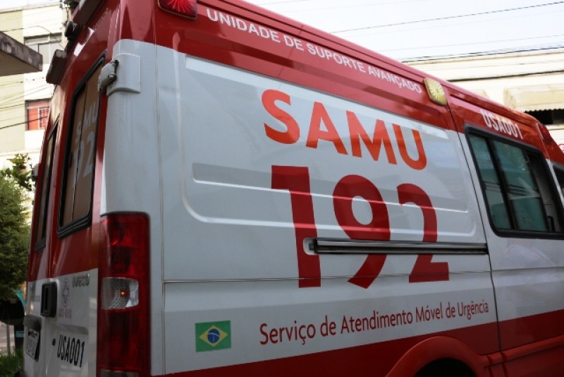 Jovem fica ferida em acidente entre carro e moto no bairro Olaria em Arcos