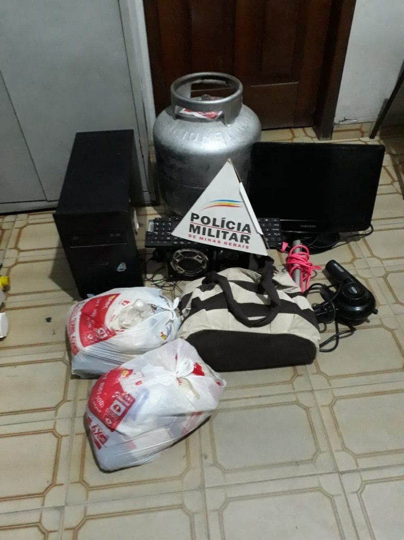 Casal é preso pela Polícia Militar por furto, após serem liberados da Delegacia, encontraram em sua casa um sofá em chamas na cidade de Formiga