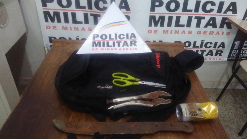 Homem quebra porta de loja, furta joias e relógios e é preso pela PM em Arcos