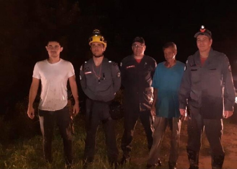 Homem é resgatado pelos bombeiros após se perder em mata