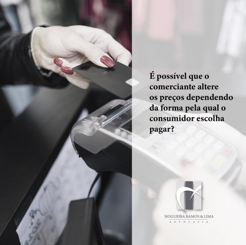 É possível que o comerciante altere os preços dependendo da forma pela qual o consumidor escolha pagar?