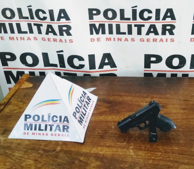 Jovem ameaça e intimida outro em um posto de combustível em Arcos com arma usada para a prática de 'airsoft'