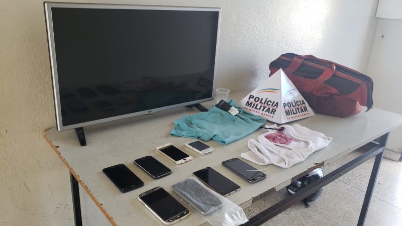 Polícia Militar de Arcos recupera roupas e objetos furtados e prende receptadores