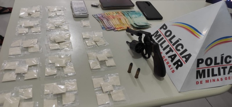 Arma, munições e drogas são apreendidas pela PM no bairro São Judas