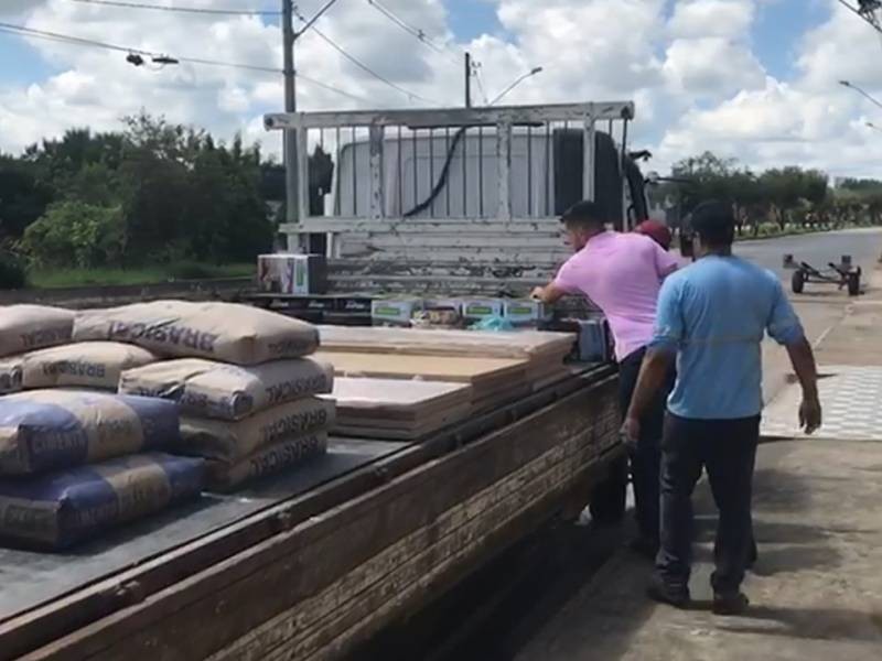 Prefeitura de Arcos entrega materiais de construção para famílias prejudicadas pelas fortes chuvas