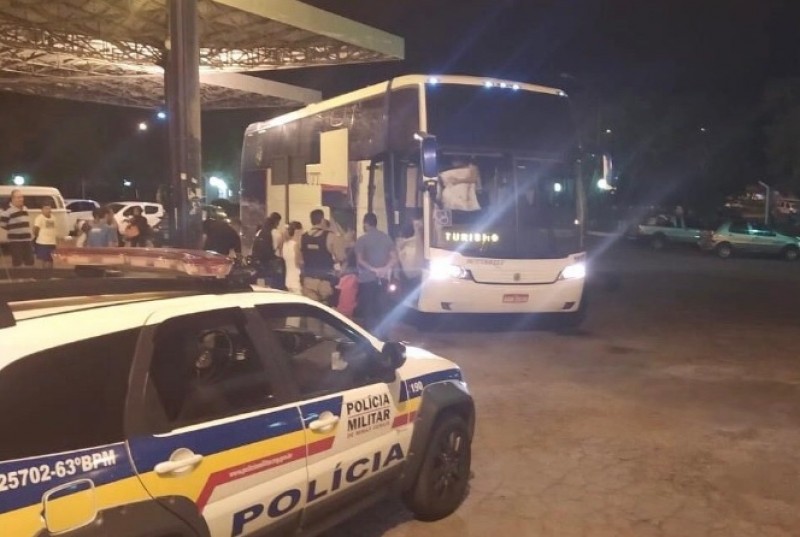 Em Formiga: Passageiros recém-chegados de São Paulo são abordados por equipe de Secretaria de Saúde