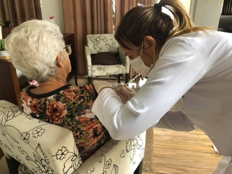 Secretaria municipal de saúde inicia vacinação contra influenza