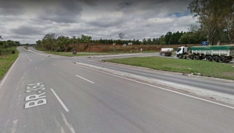 Motociclista morre após bater em placa de sinalização na BR-354 entre Arcos e Formiga