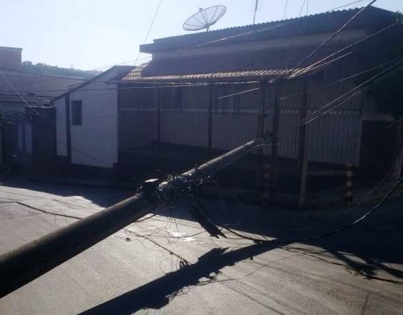 Caminhão derruba poste e causa falta de energia em parte da cidade