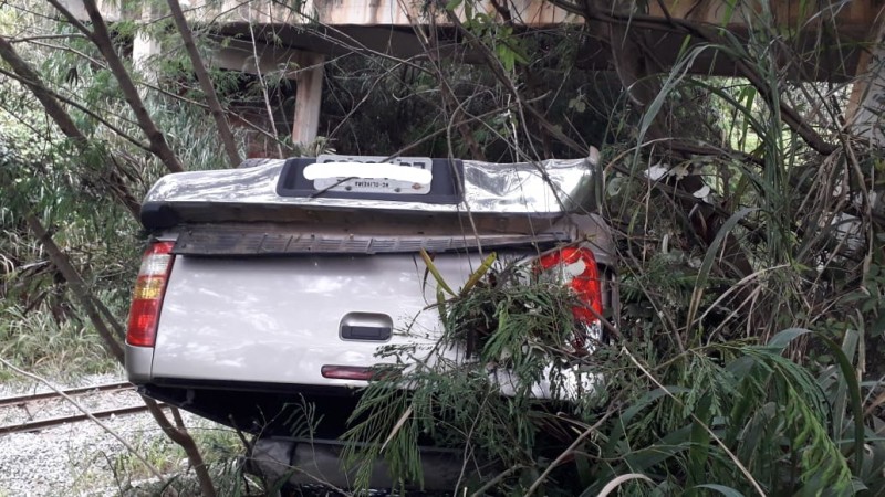 Em Formiga - Caminhonete capota e cai de aproximadamente 15 metros