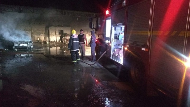 Em Pains – Incêndio destrói caminhonete Amarok em uma oficina