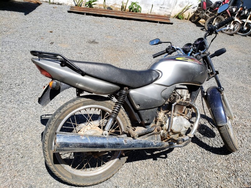 Em Arcos - Polícia Militar Rodoviária apreende moto com lacre violado e condutor sem CNH