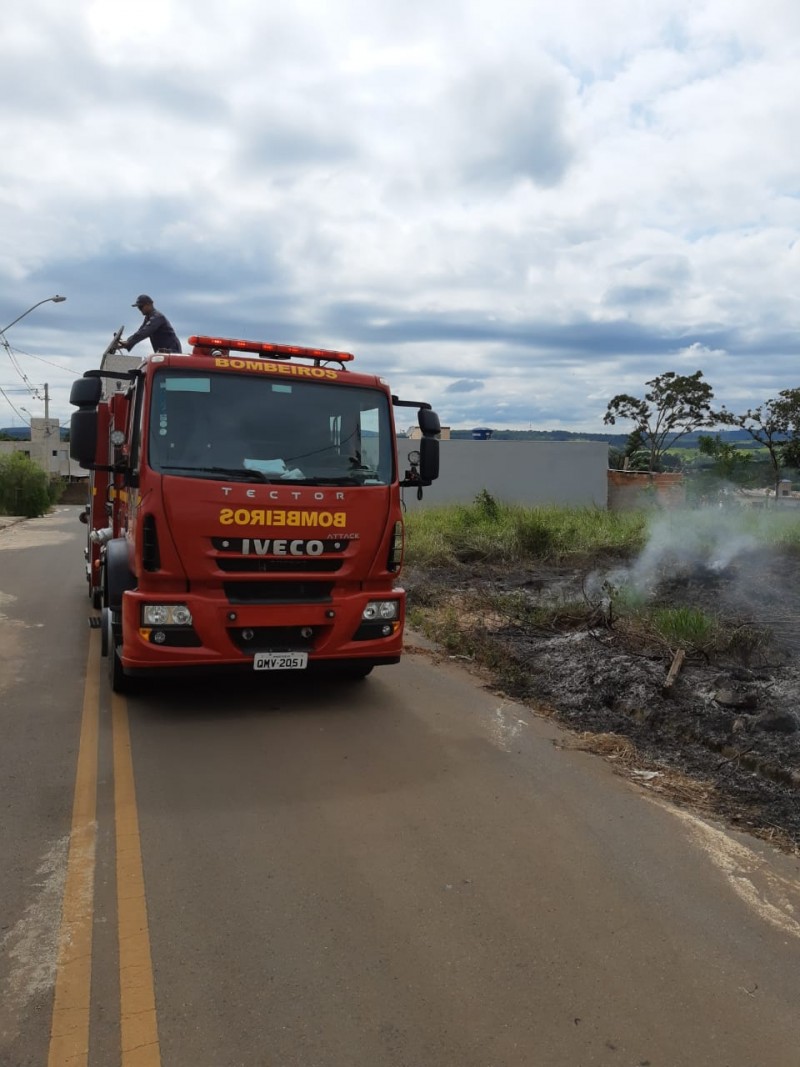 Corpo de Bombeiros Combate incêndio em lote vago em Arcos