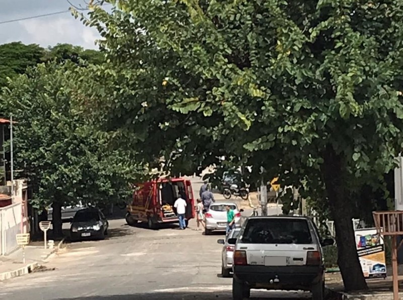 Em Arcos - Corpo de Bombeiros faz atendimento de vítima de colisão entre motocicleta e carro.