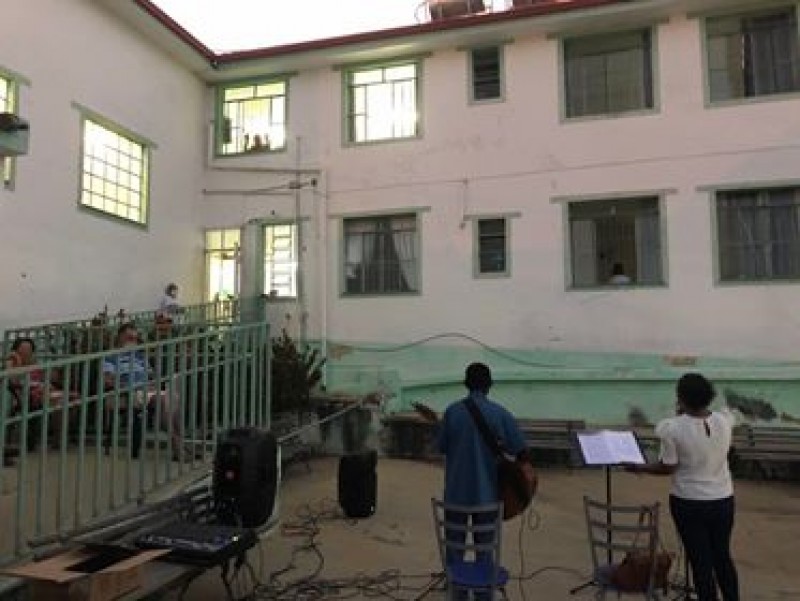 Idosos do Lar Pousada dos Berto recebem serenata para alegrar o isolamento da pandemia