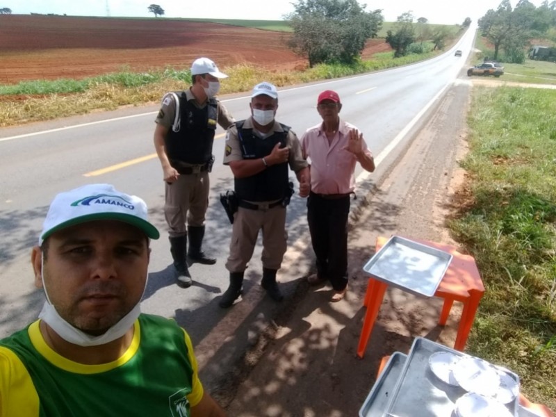 Restaurante em Iguatama distribui almoço gratuito para caminhoneiros
