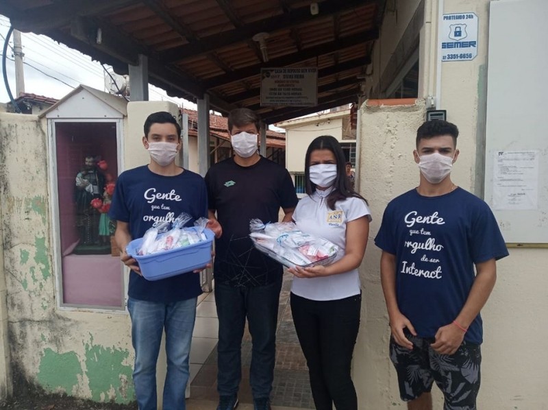 Rotary e Casa da Amizade de Iguatama distribuem kits para grupos de risco