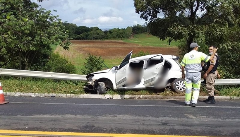 Acidente entre carro e dois caminhões deixa três pessoas mortas na MG-050