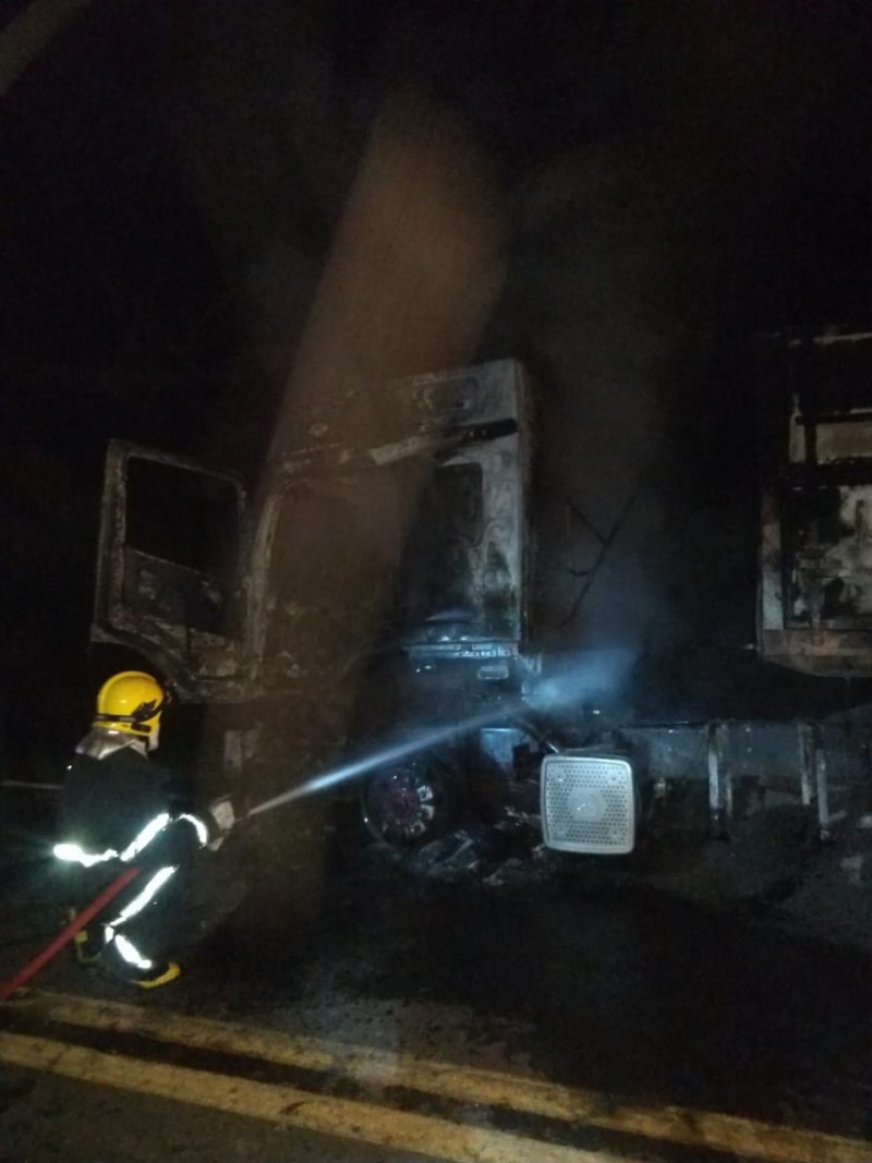 Em Arcos - Corpo de Bombeiros combate incêndio em um caminhão na BR 354