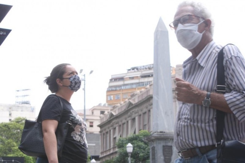 Covid-19 avança cinco vezes mais rápido que dengue em Minas
