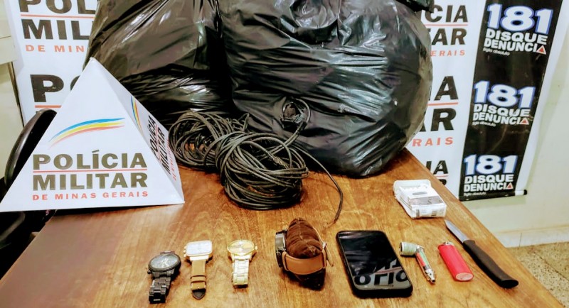 Polícia Militar recupera baterias, roupas e relógios furtados. Dois homens foram presos