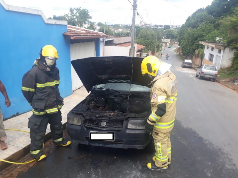 Em Arcos - Bombeiros são acionados para combater incêndio em carro na Rua Gameleira