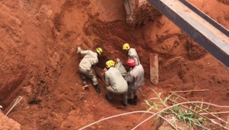 Trabalhadores ficam soterrados durante obra em Cláudio