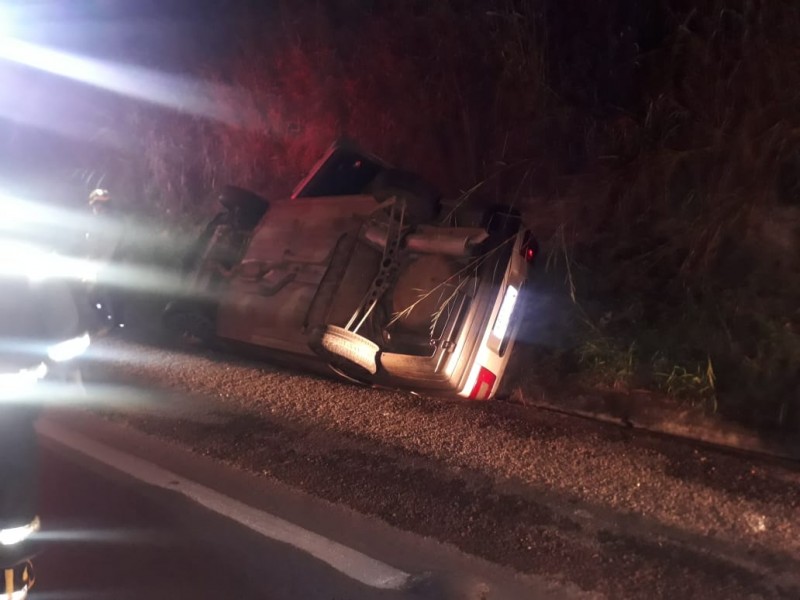Carro capota na BR-354 próximo ao Córrego das Almas