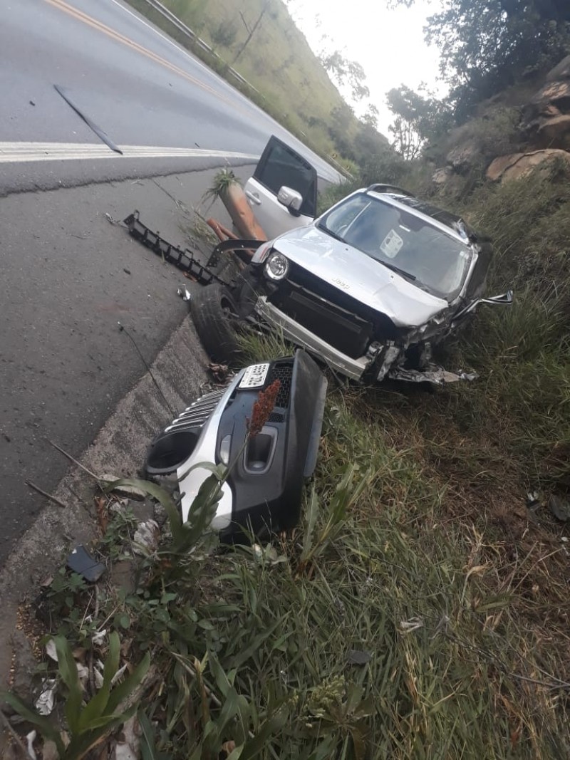 Colisão de carro e carreta assusta condutores em Formiga