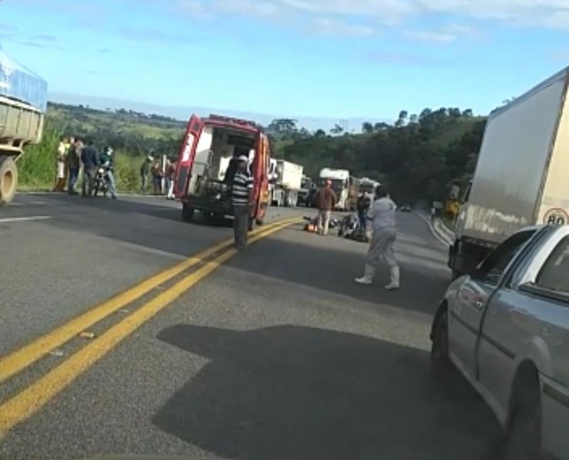 Colisão envolvendo caminhão e moto deixa duas vítimas em estado grave em Formiga