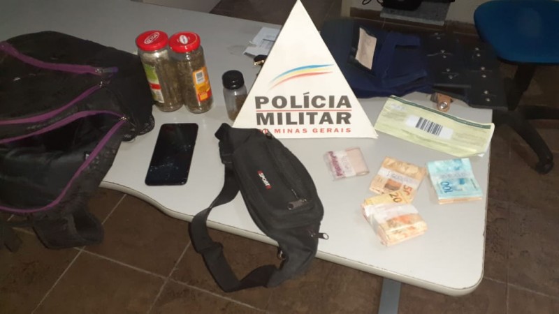 Em Pains - Denúncia leva PM a prender cidadão e apreender drogas e dinheiro