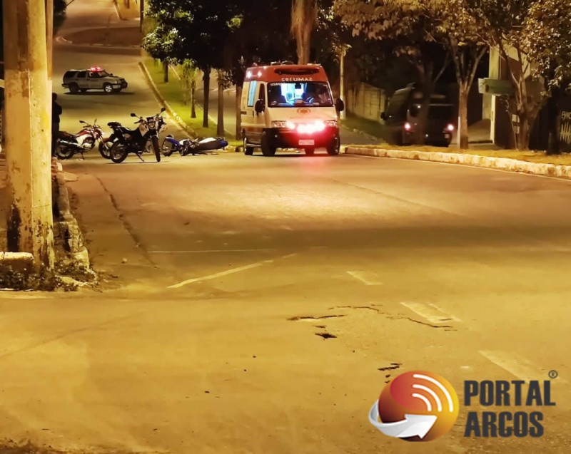 Em Arcos – Acidente entre duas motos deixa duas pessoas feridas