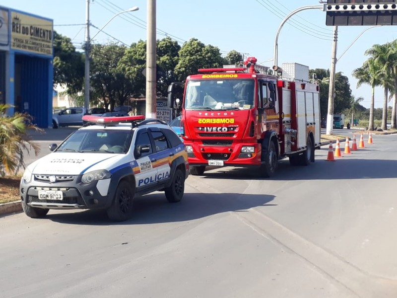 Em Arcos – Corpo de Bombeiros, Polícia Militar e Vigilância Sanitária participam de “barreira sanitária” na Avenida Magalhães Pinto